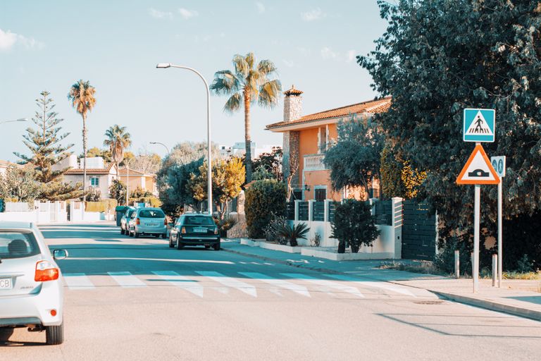 Een auto is aan de Costa Blanca