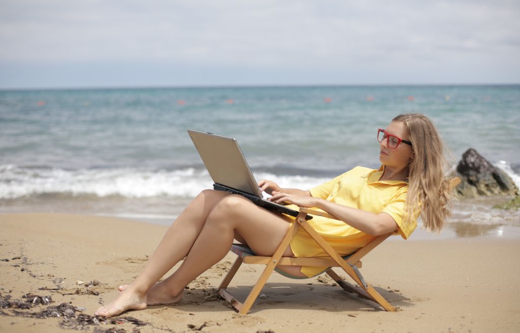 Remote werken vanaf een strand aan de costa blanca