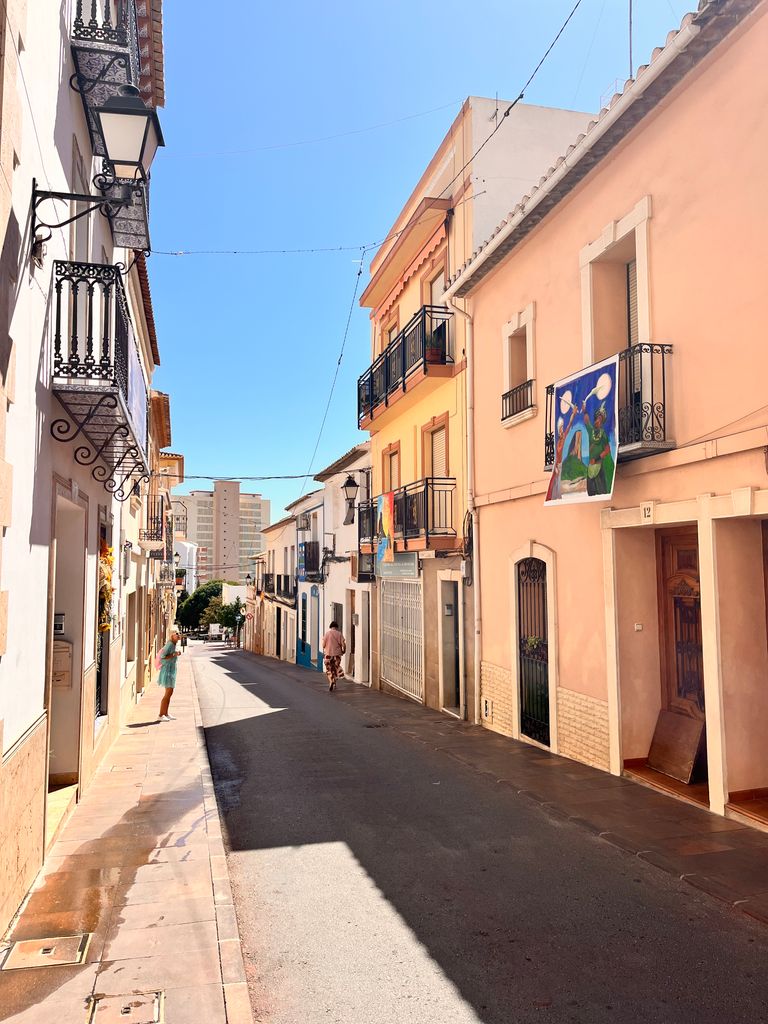 lopen door straten aan de Costa Blanca zonder auto